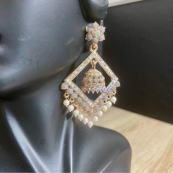 Jewelry - Elegant Gold and Grey Earrings